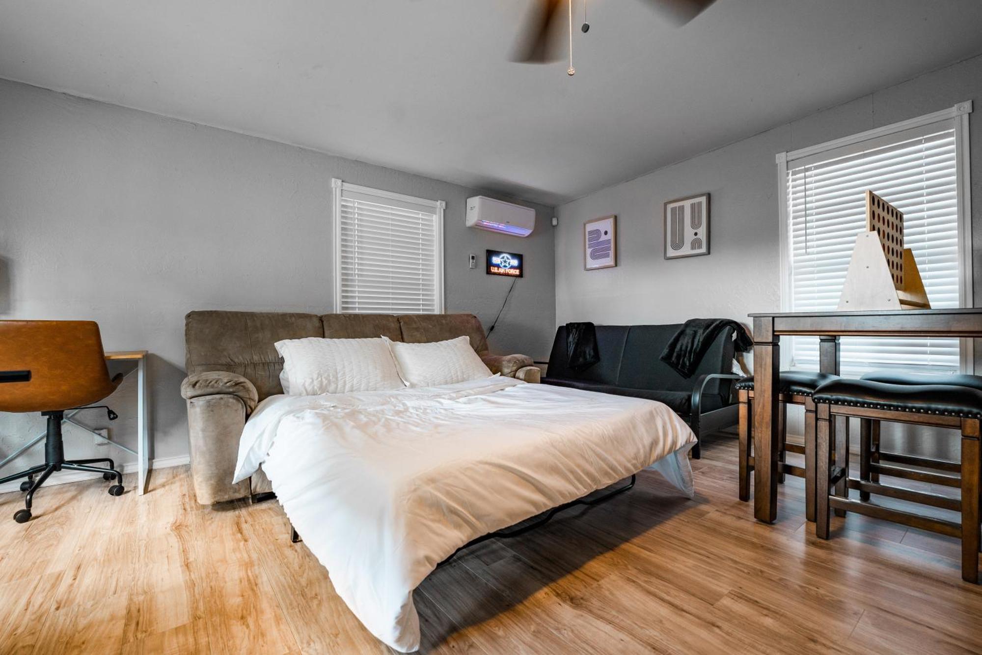 Cozy 3 Bedroom With Hot Tub 2 Min Away From Lackland Hébergement de vacances