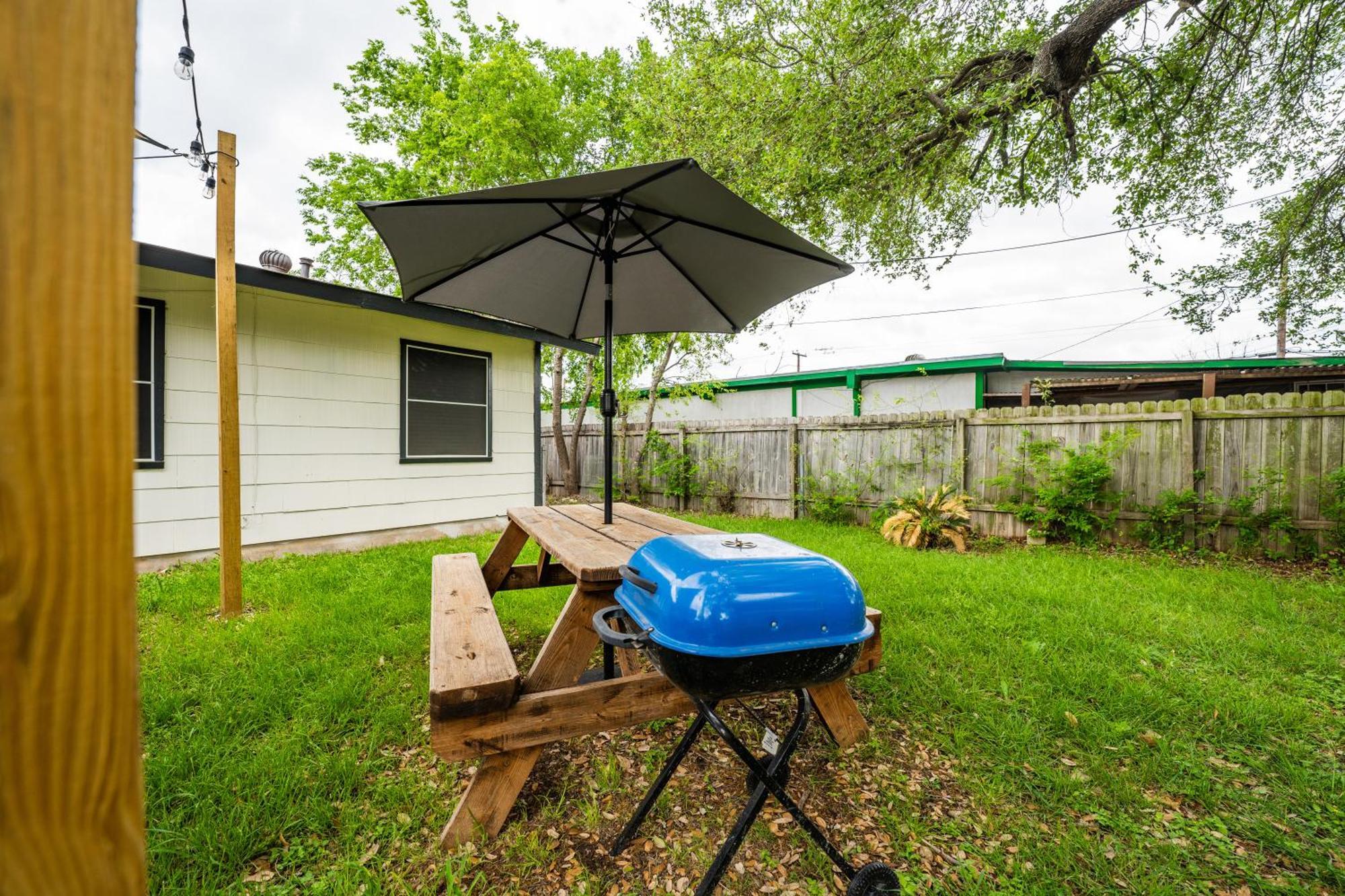 Cozy 3 Bedroom With Hot Tub 2 Min Away From Lackland