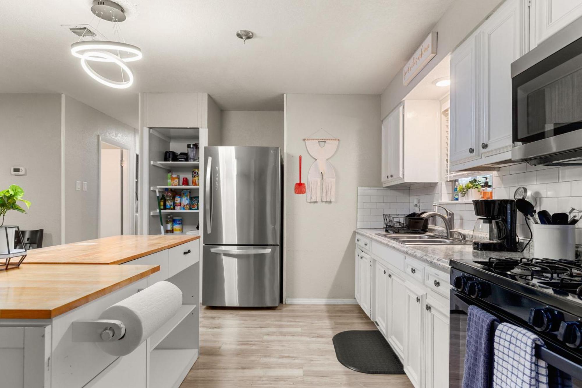 Cozy 3 Bedroom With Hot Tub 2 Min Away From Lackland Hébergement de vacances