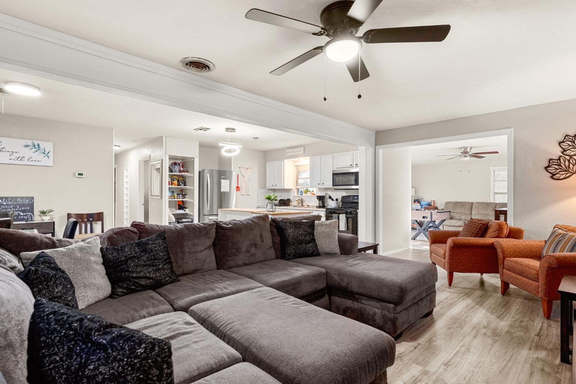 Hébergement de vacances Cozy 3 Bedroom With Hot Tub 2 Min Away From Lackland *