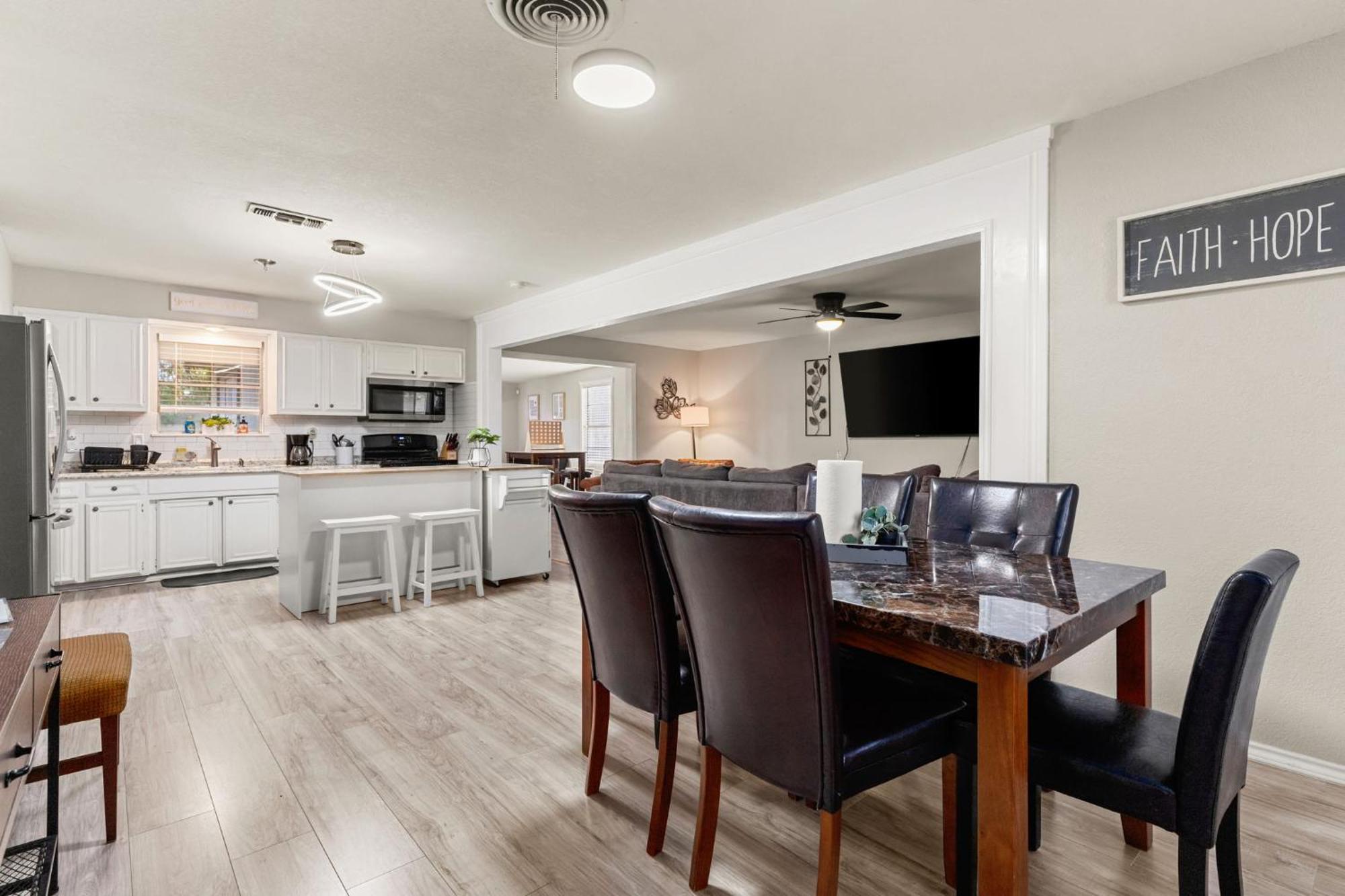 Hébergement de vacances Cozy 3 Bedroom With Hot Tub 2 Min Away From Lackland