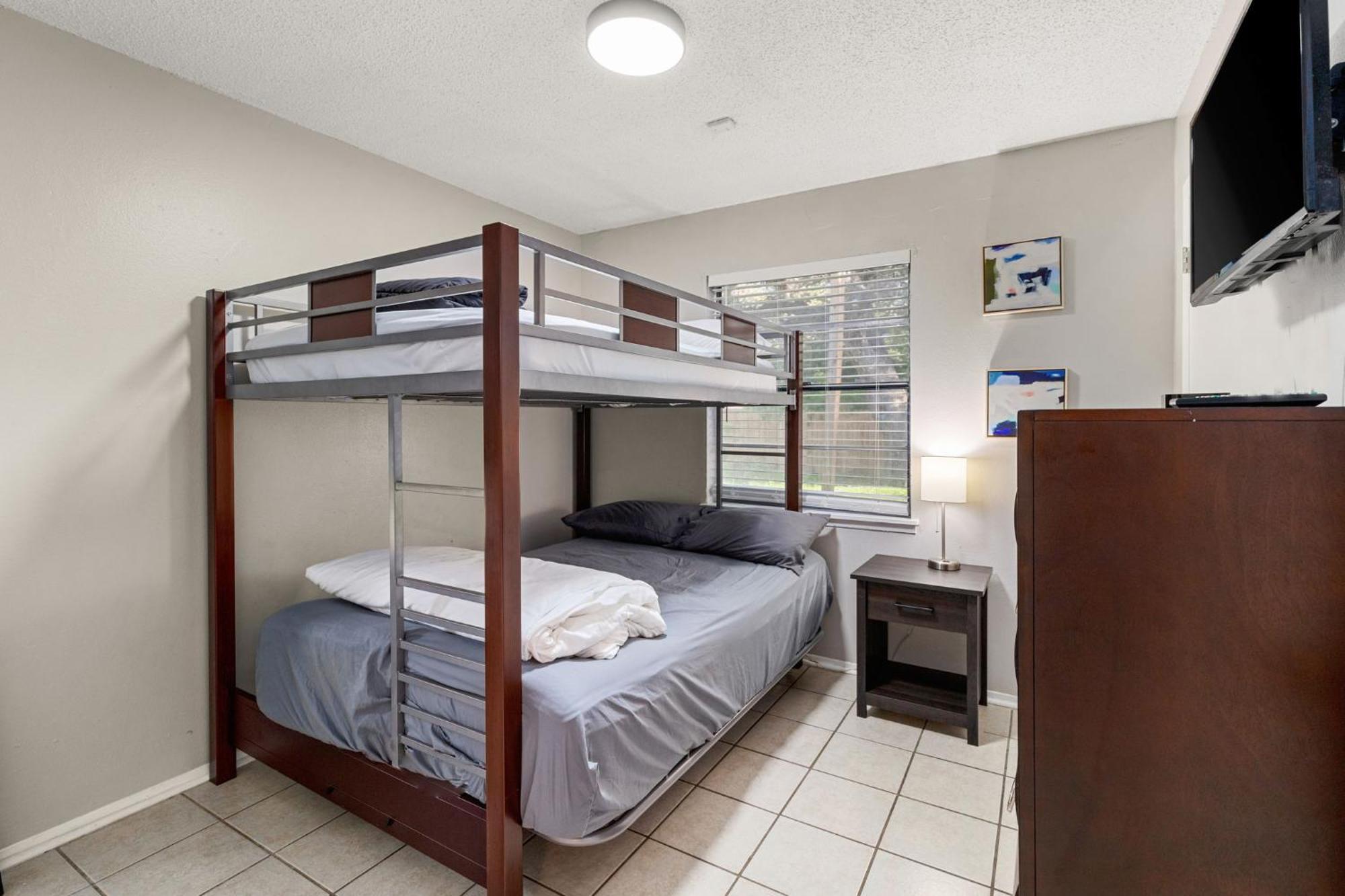 Cozy 3 Bedroom With Hot Tub 2 Min Away From Lackland Hébergement de vacances