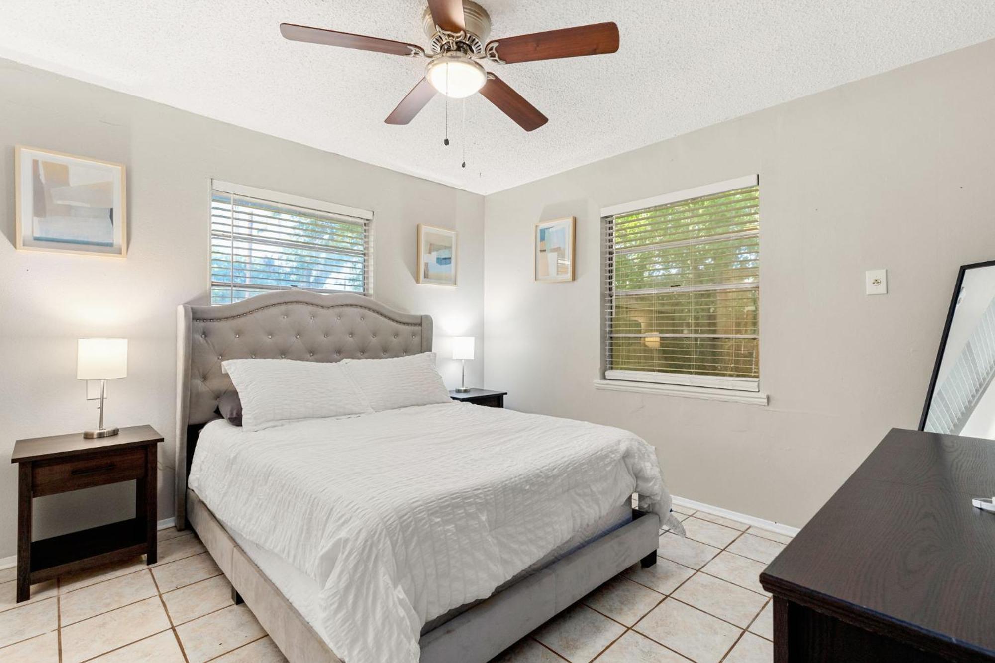 Hébergement de vacances Cozy 3 Bedroom With Hot Tub 2 Min Away From Lackland *