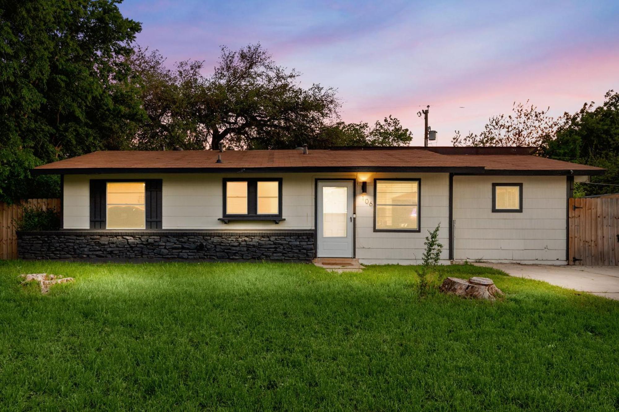 Cozy 3 Bedroom With Hot Tub 2 Min Away From Lackland Hébergement de vacances