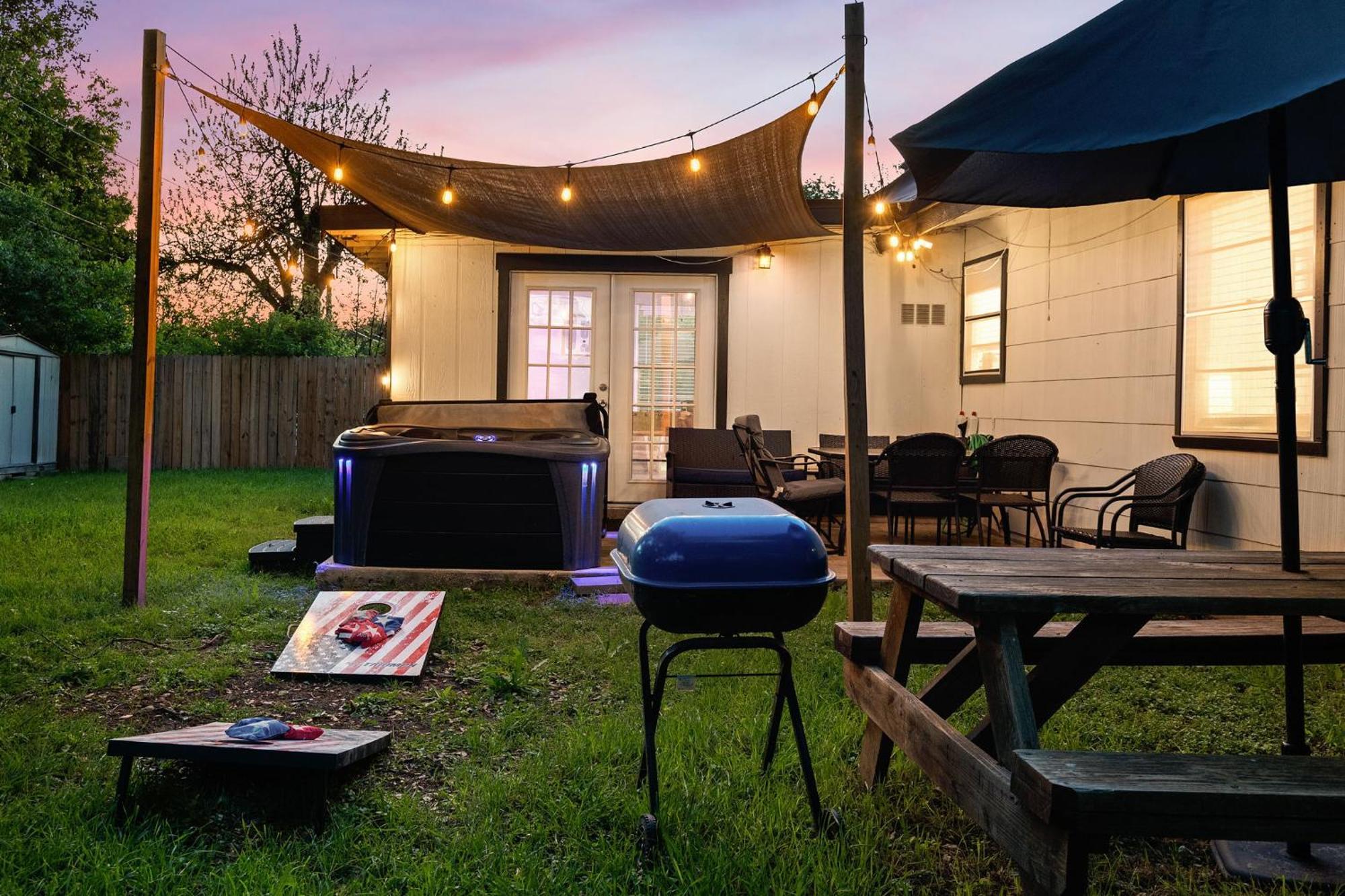 Hébergement de vacances Cozy 3 Bedroom With Hot Tub 2 Min Away From Lackland *