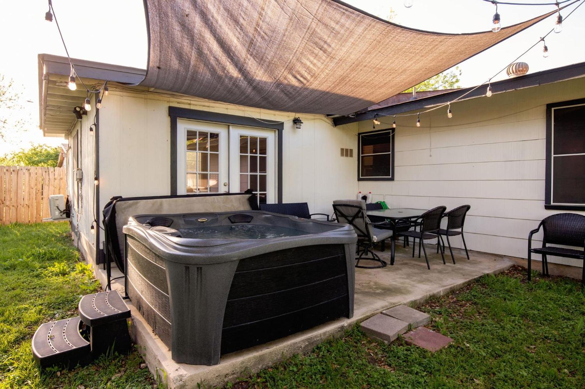 Cozy 3 Bedroom With Hot Tub 2 Min Away From Lackland
