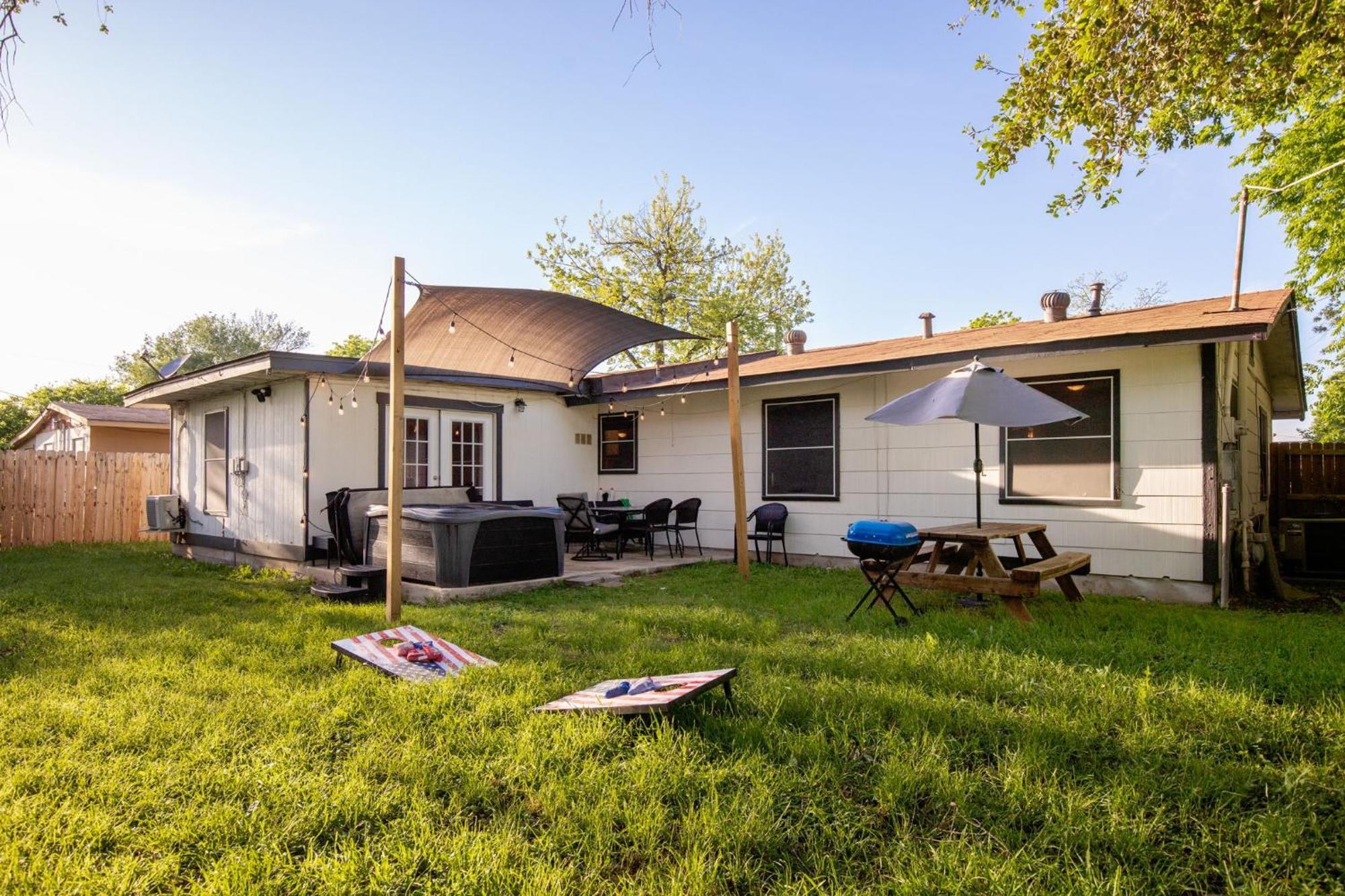 Hébergement de vacances Cozy 3 Bedroom With Hot Tub 2 Min Away From Lackland